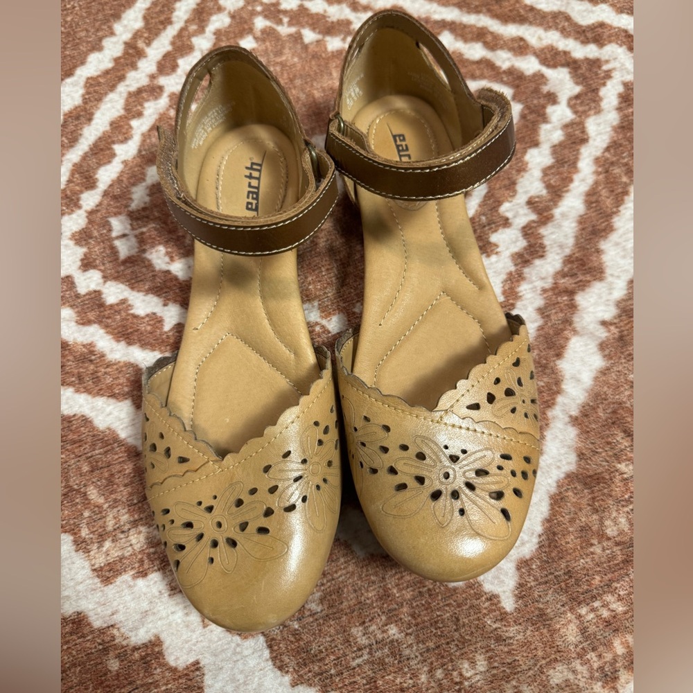 Earth brand Belltower style leather sandals w/ perforated floral Mary Jane 6.5